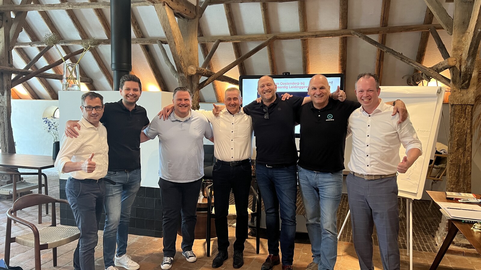 Groep leidinggevenden van Oostendorp Autogroep na certificering, bij ROOTS Inspiratielocatie