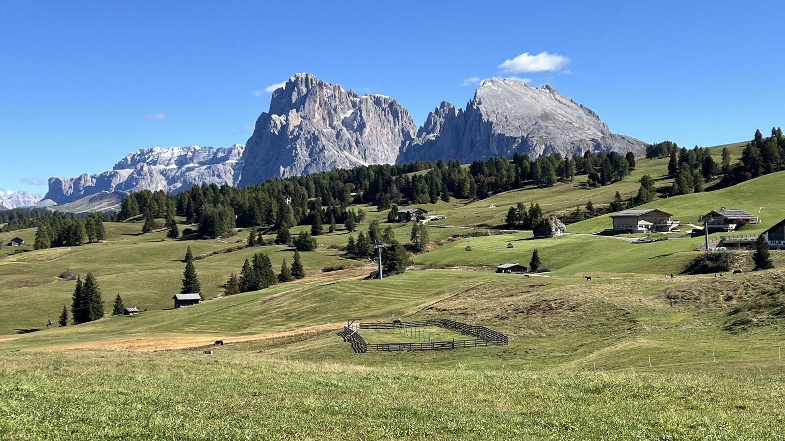 Sassolungo en Alpe di Siusi in de Dolomieten, weids open landschap