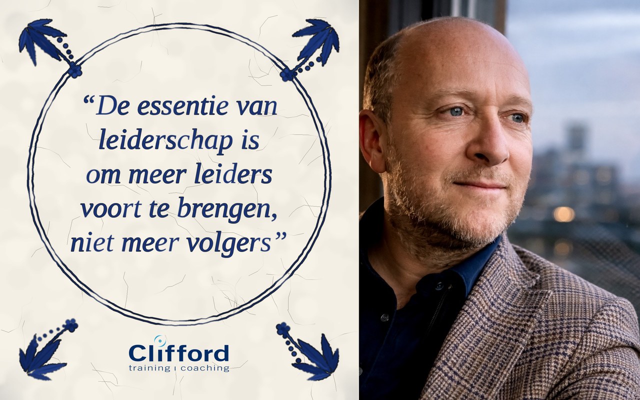 Delfts tegeltje met de spreuk dat leiderschap meer leiders voortbrengt, naast een portret van Dave Clifford